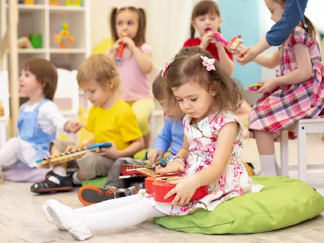 Ingyenes bölcsődei ellátás járhat a munkába visszatérő szülők gyermekeinek